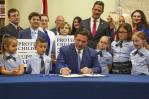 Gobernador de Florida firma la polémica ley No digas gay