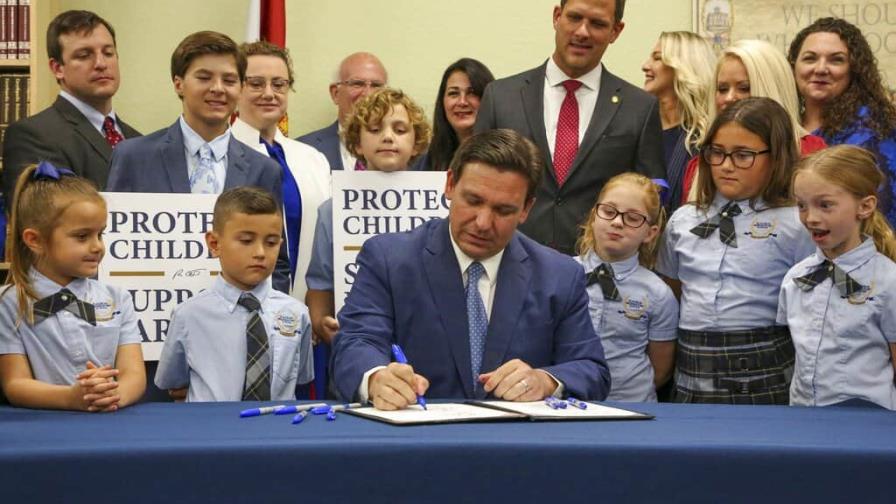 Gobernador de Florida firma la polémica ley No digas gay