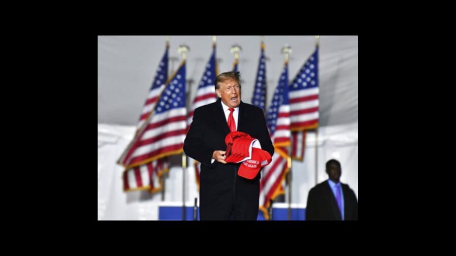 Trump dice que ayudó a Ucrania y que Obama solo envió frazadas