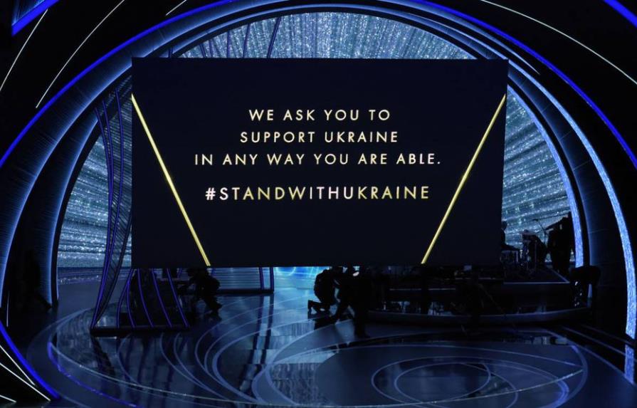 Los Óscar guardan un momento de silencio por el pueblo de Ucrania