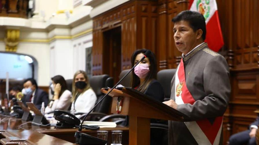 Parlamento peruano suspende debate de destitución del presidente Castillo por disputa entre diputados