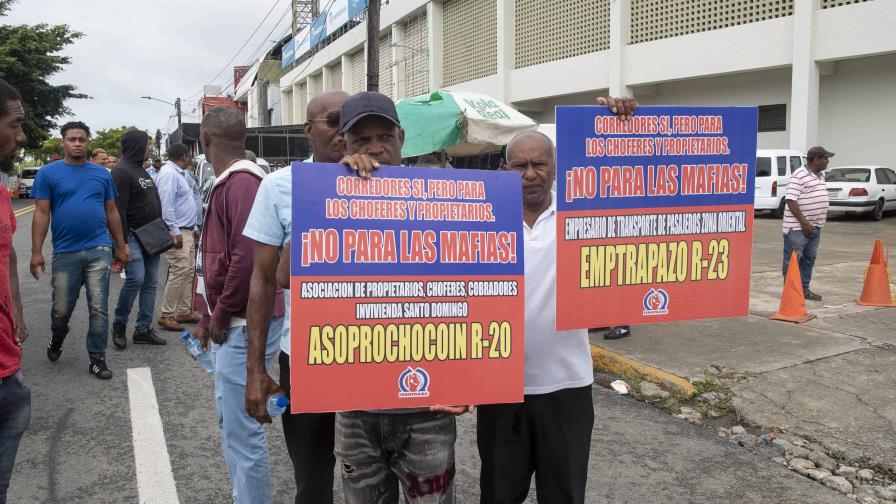 Fenatrano protesta por exclusión de choferes del Corredor Charles de Gaulle Fenatrano protesta por exclusión de choferes del Corredor Charles de Gaulle