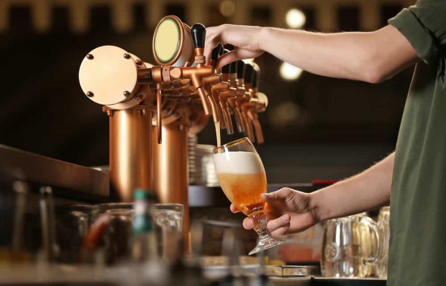 Pubs australianos pueden recibir multas de hasta 163,000 dólares si venden menos cerveza