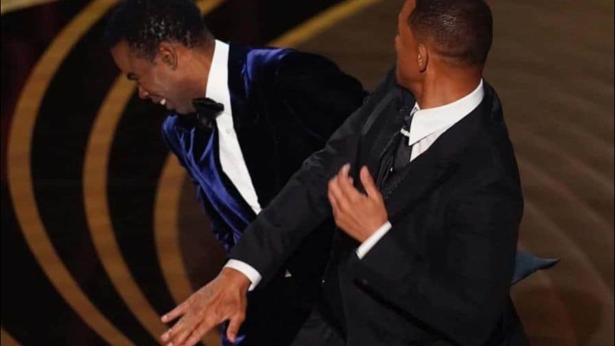 Los Óscar condenan la bofetada de Will Smith y estudiarán un castigo