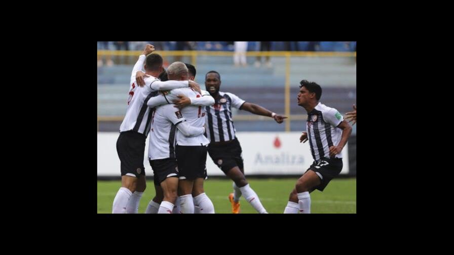 Costa Rica derrota 2-1 a El Salvador y sueña con Qatar