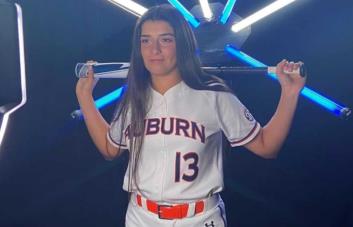 Peralta batea de 3-2 y eleva promedio a .408 en el softbol universitario de los Estados Unidos