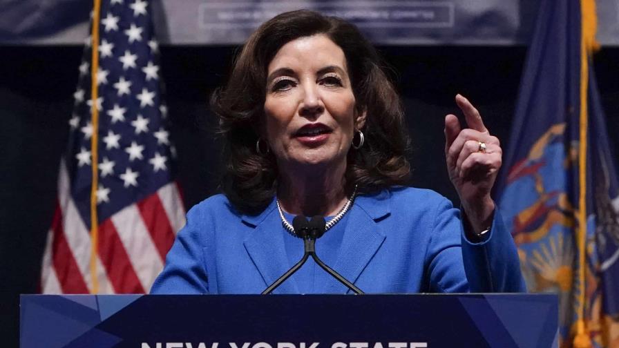 Inmigrantes siguen atentos a negociaciones por presupuesto de Nueva York