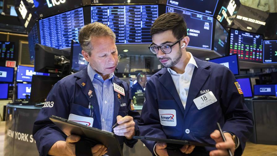 Wall Street cierra al alza y el Dow gana un 0.97 % por los avances en Ucrania