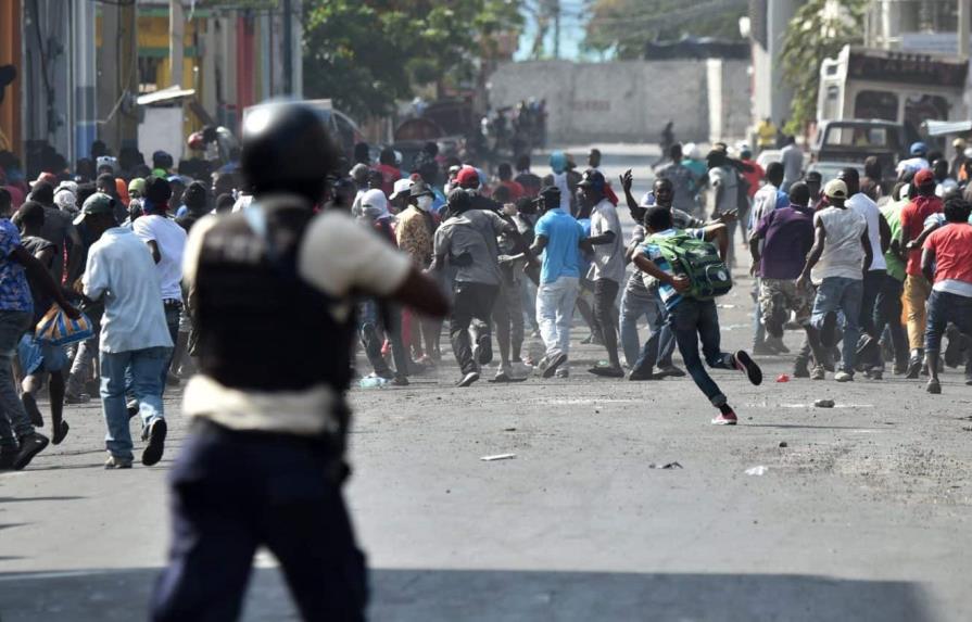 Protestan en Haití por la inseguridad; incendian avioneta