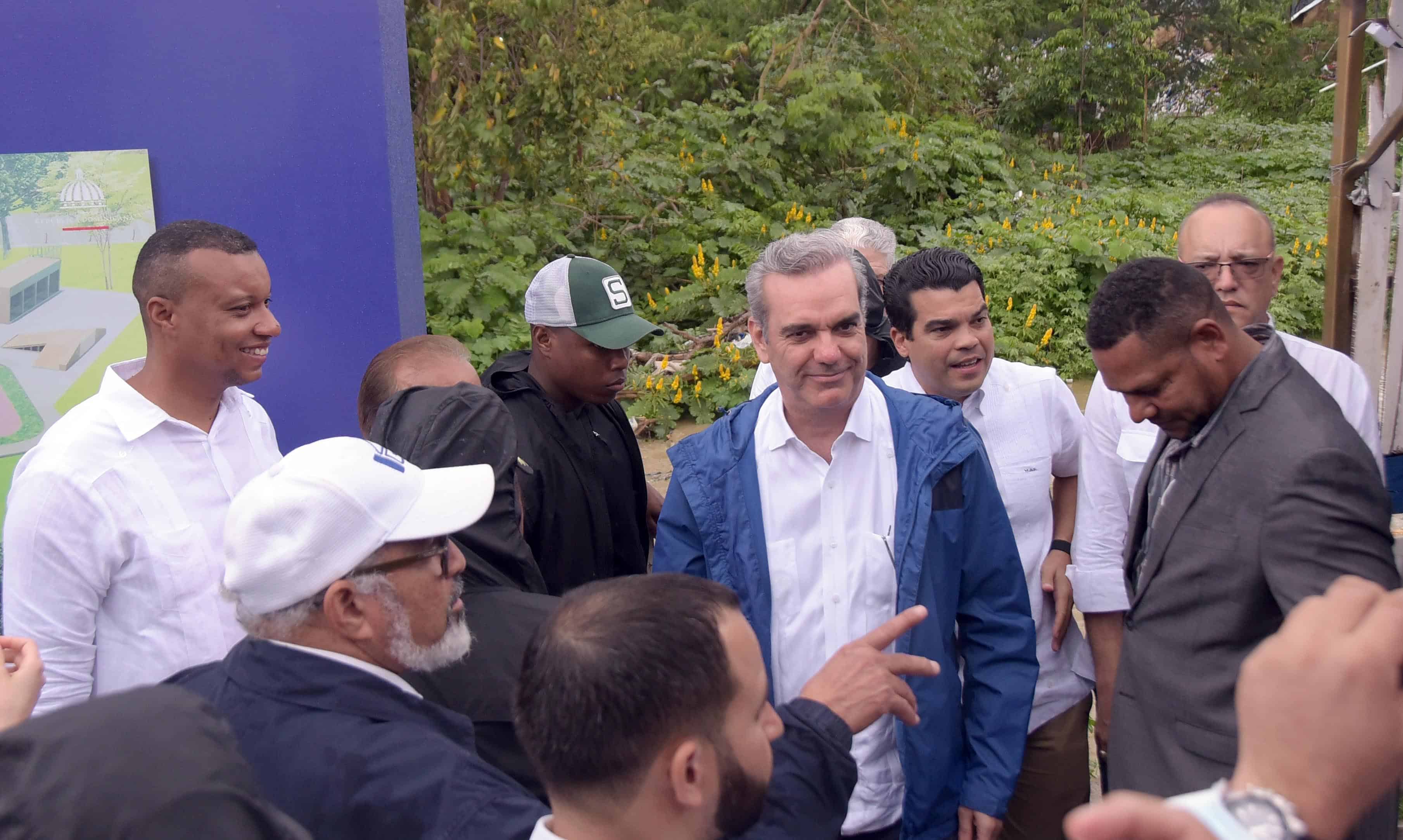 El presidente Luis Abinader dejó iniciados este martes los trabajos de saneamiento del arroyo Gurabo.