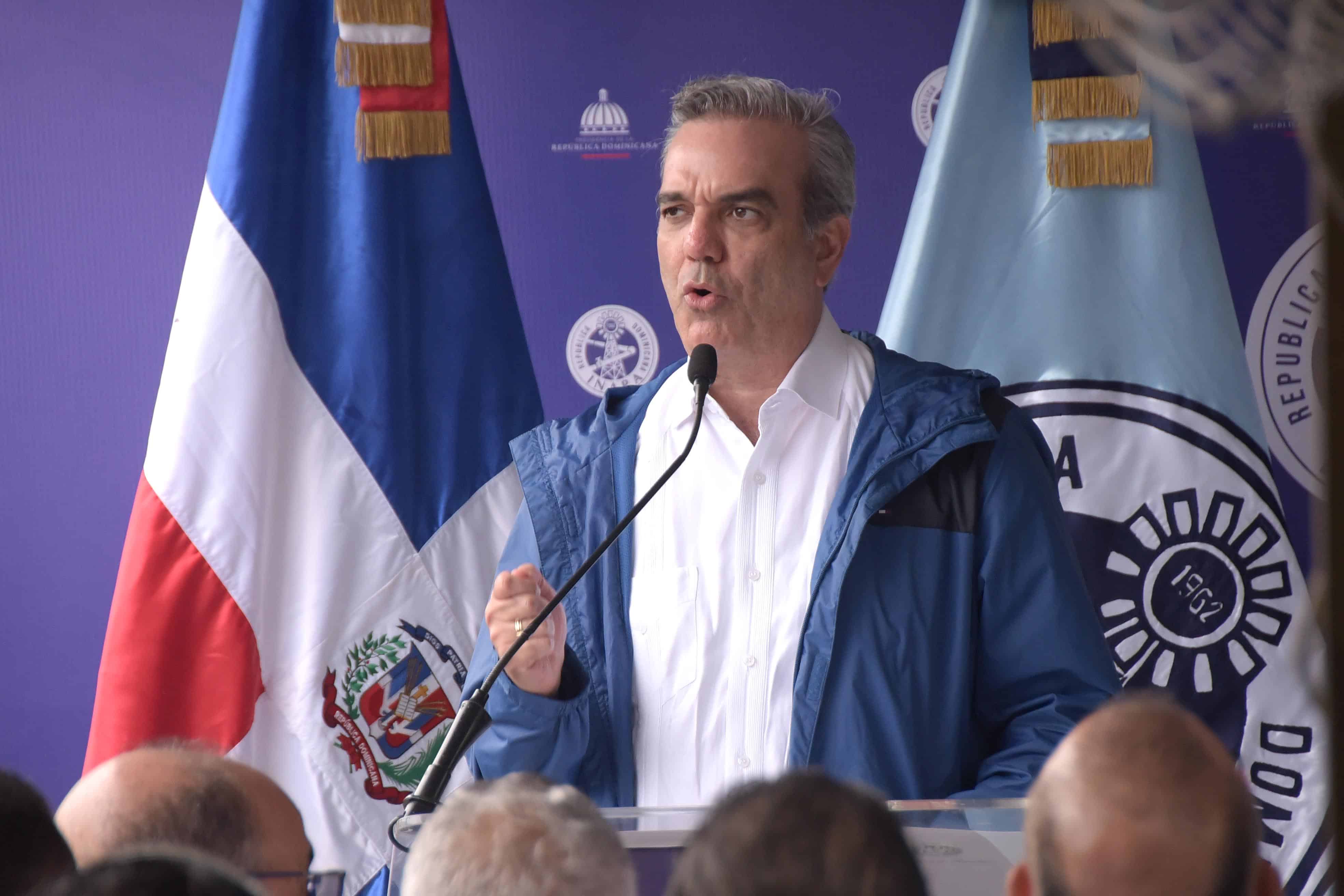 El presidente Luis Abinader dejó iniciados este martes los trabajos de saneamiento del arroyo Gurabo.