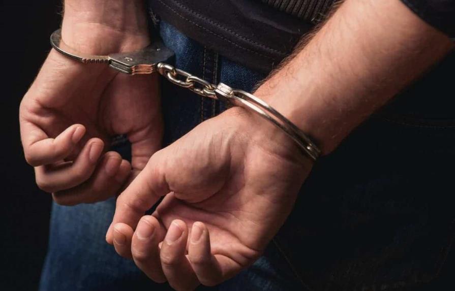 Arrestan hombre en operativos contra la comercialización ilegal de medicamentos en Moca