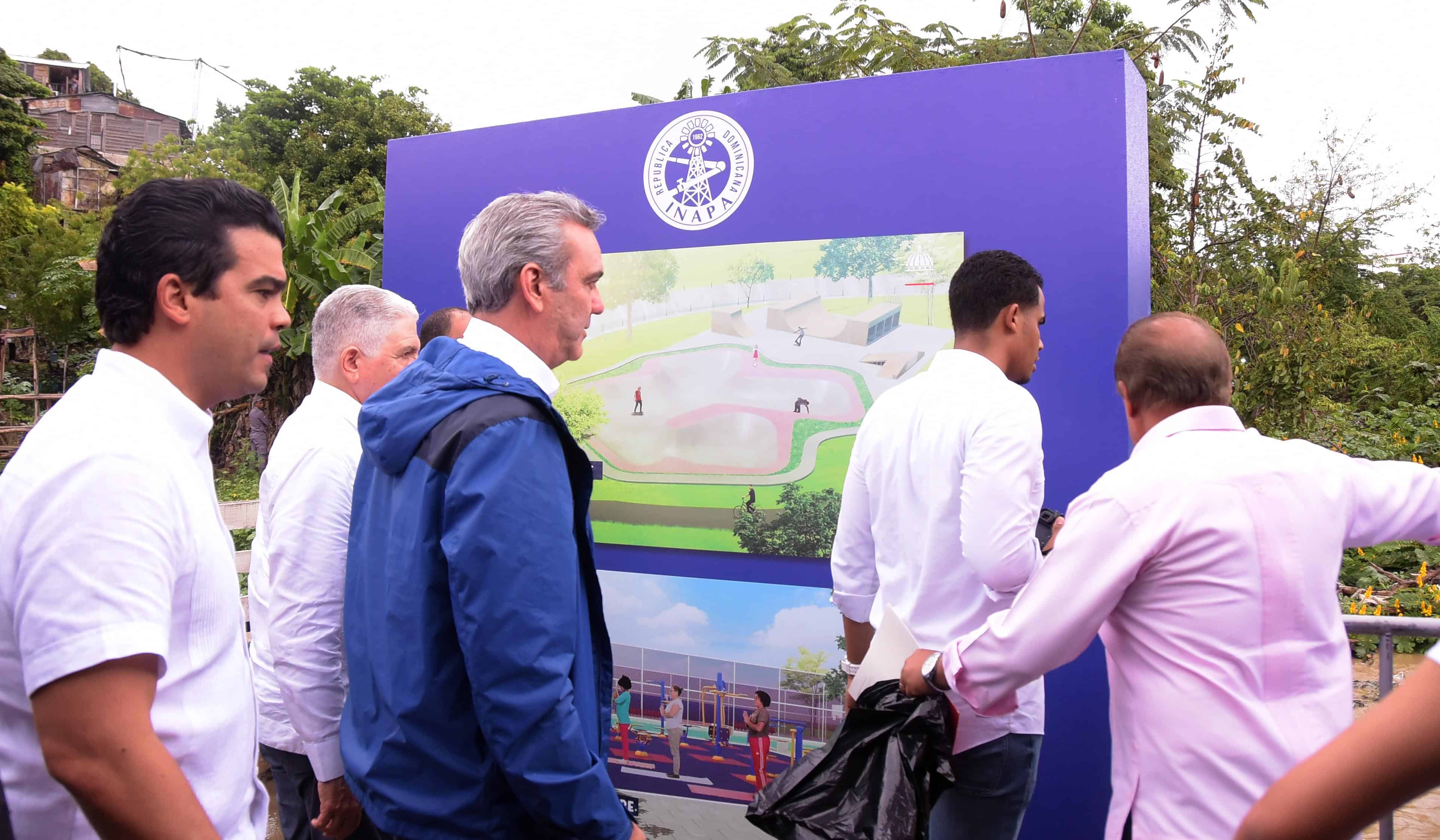 El presidente Luis Abinader dejó iniciados este martes los trabajos de saneamiento del arroyo Gurabo.