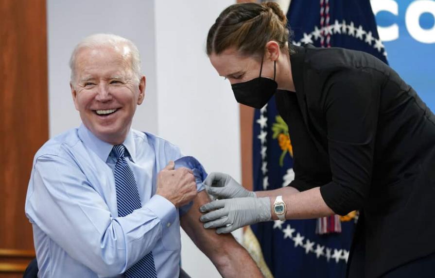 Biden se pone la cuarta dosis de la vacuna del COVID-19