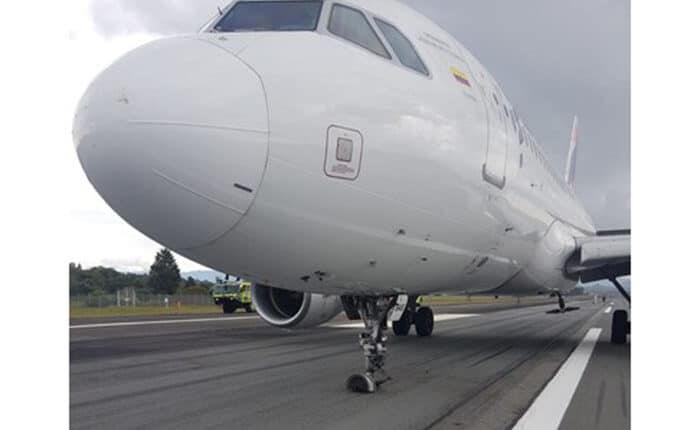 (VÍDEO) Avión aterriza de emergencia en aeropuerto de Medellín por falla en una llanta