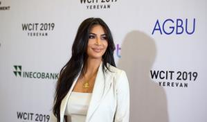Kim Kardashian bromea acerca de su vida amorosa