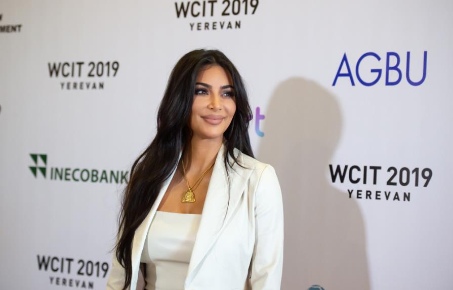 Kim Kardashian bromea acerca de su vida amorosa