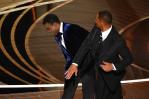 Las consecuencias legales para Will Smith tras golpear a Chris Rock, según abogados
