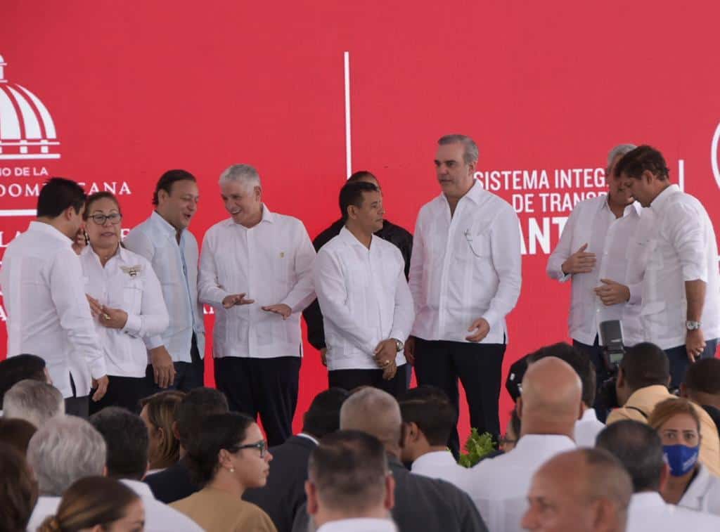 El presidente Luis Abinader juntos a los invitados. 