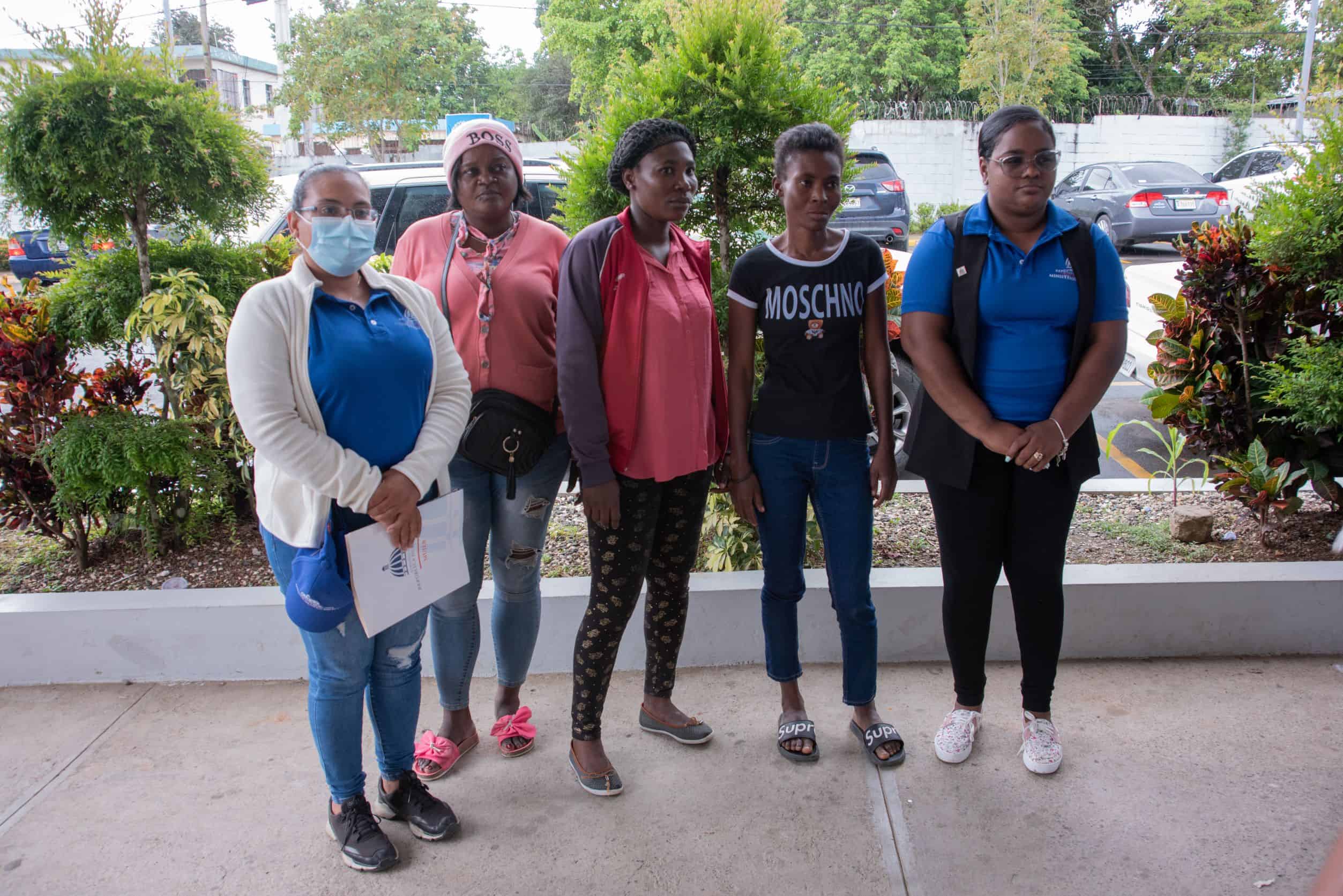 Equipo del Ministerio de la Mujer apoya a familia afectada.