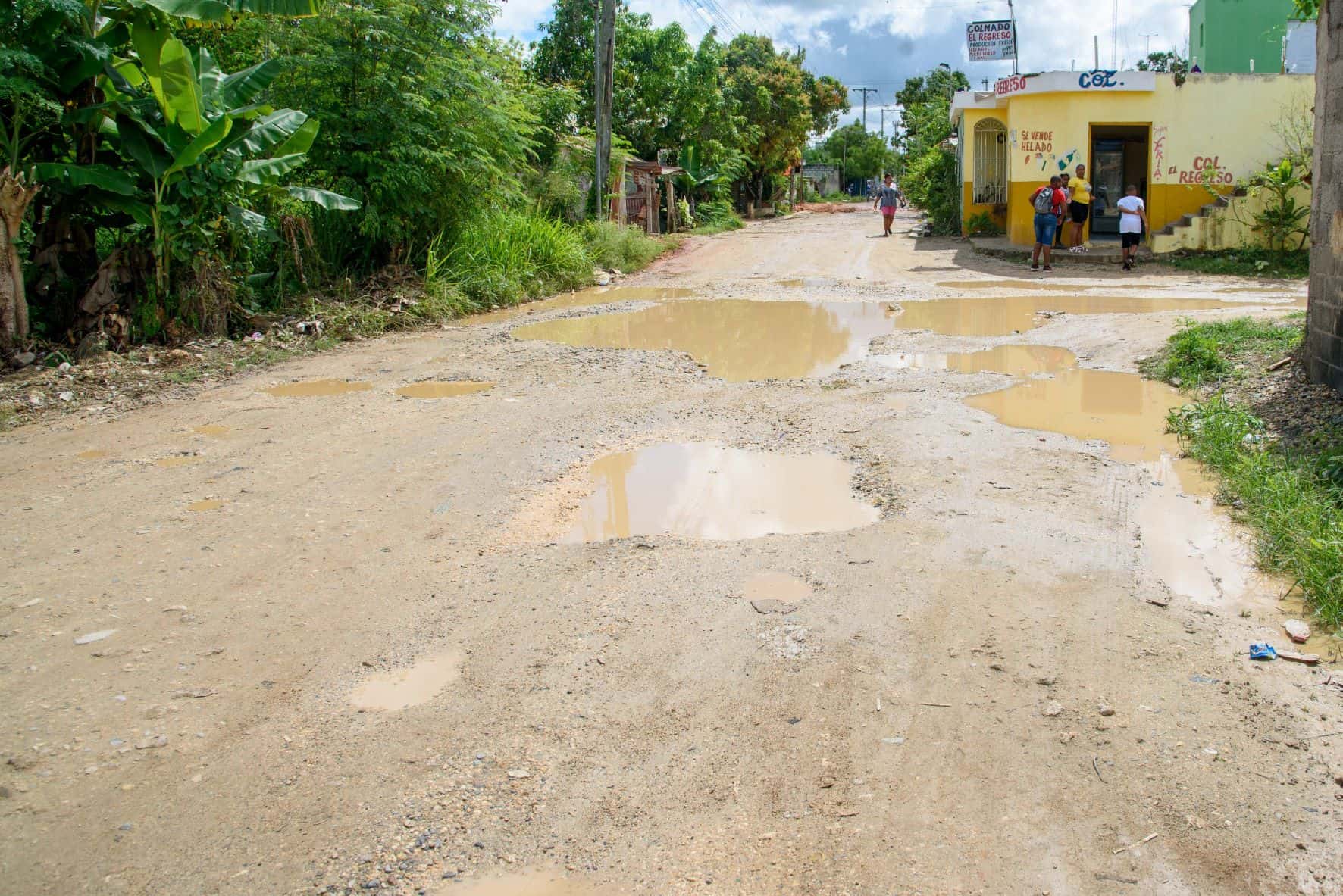 Una de las calles en mal estado en el sector Valiente