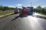 Camión se voltea y derrama aceite en la autovía del Este