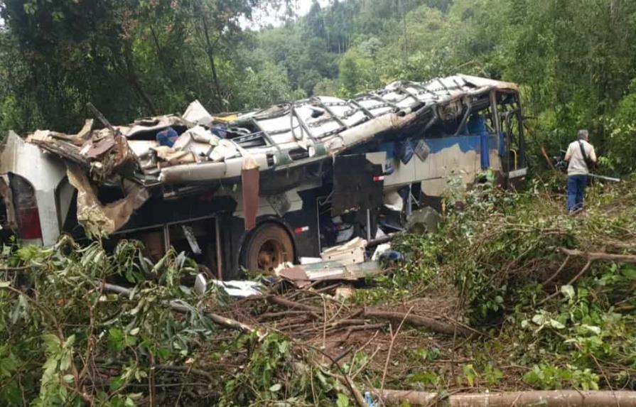 Al menos 10 muertos al caer un autobús por un precipicio en el sur de Brasil