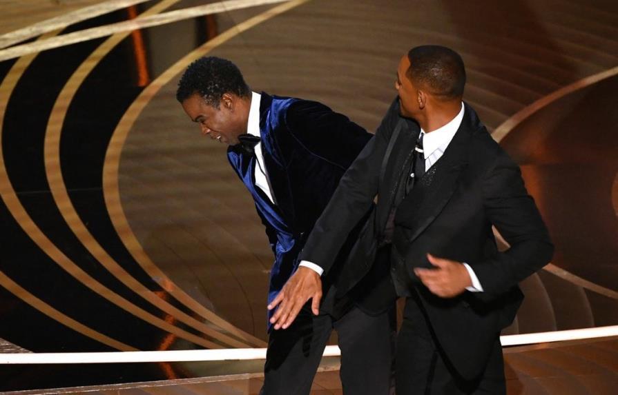 Will Smith se negó a irse de los Óscar tras abofetear a Chris Rock, dice la Academia