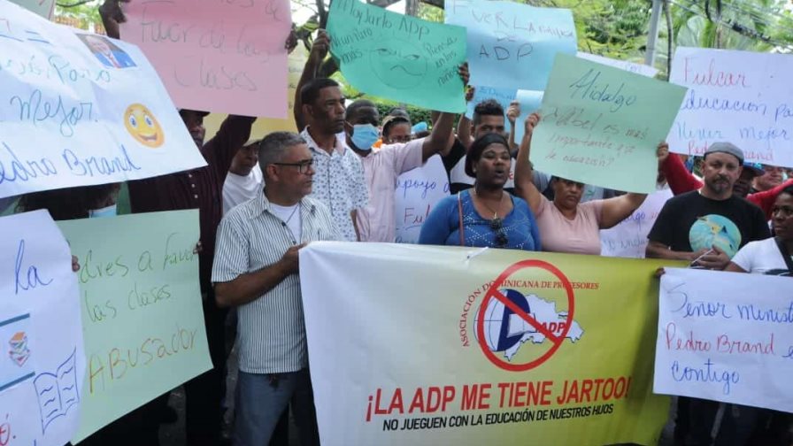 Padres se manifiestan frente a la ADP pidiendo el cese de los paros