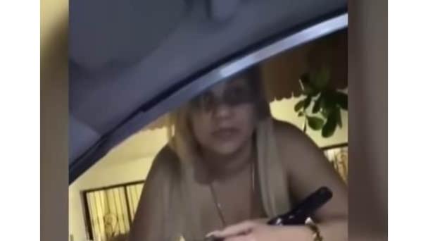 Mujer que amenazó taxista con pistola en La Vega ofrece su versión