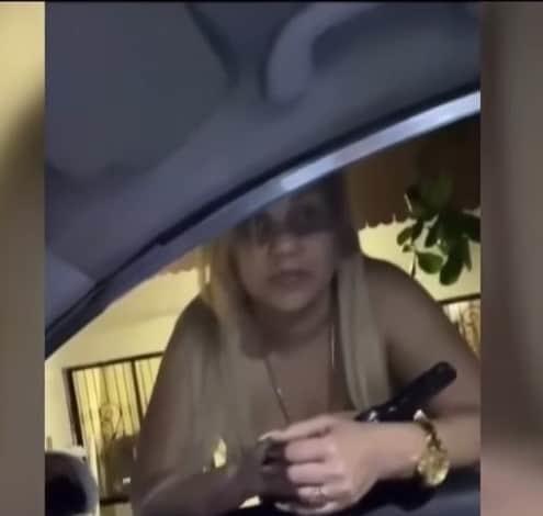 Mujer que amenazó taxista con pistola en La Vega ofrece su versión