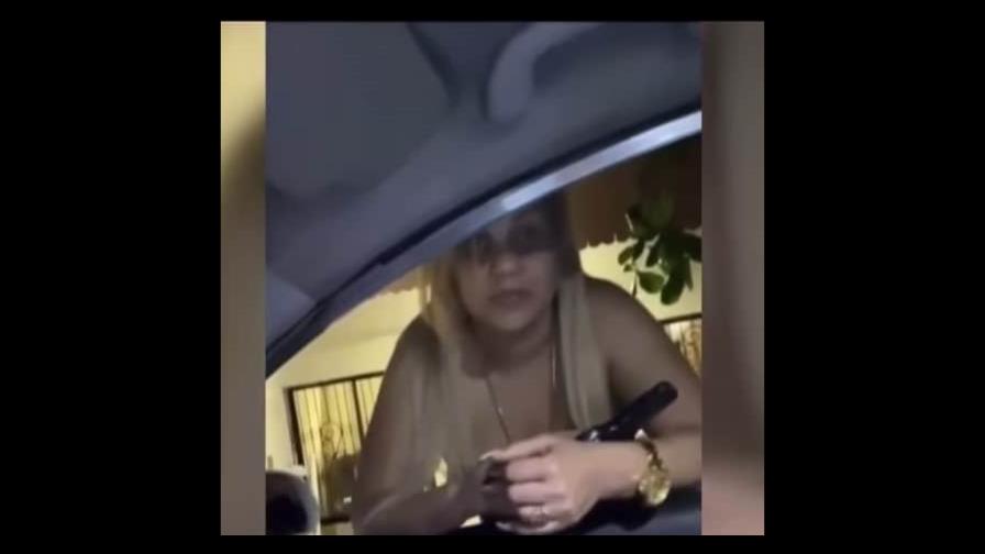 Mujer que amenazó taxista con pistola en La Vega ofrece su versión