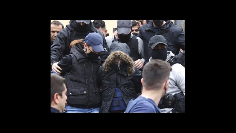En Grecia acusan a mujer de homicidio tras muerte de 3 hijas En Grecia acusan a mujer de homicidio tras muerte de 3 hijas
