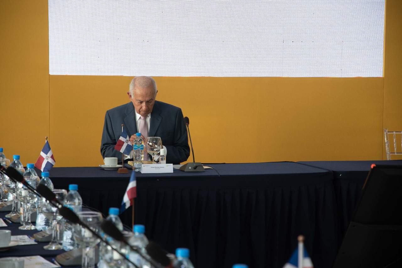 Representante del CES y moderador de la mesa, Cesar Nicolás Penson