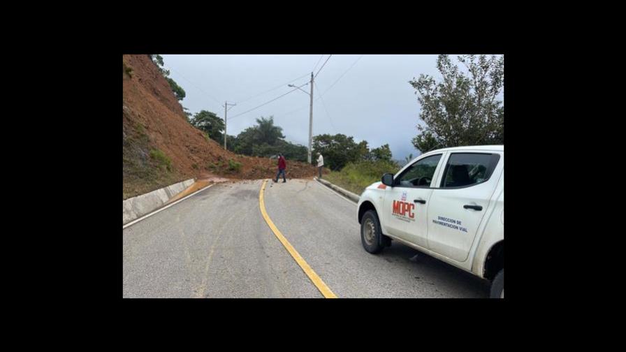 Reportan deslizamientos de tierra en carreteras de Santiago