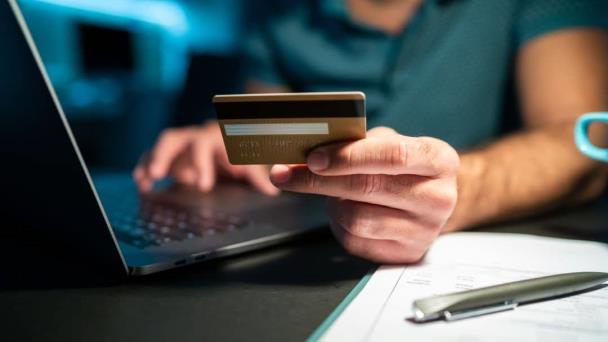 Empleada se transfiere un millón de pesos de la cuenta de su jefa
