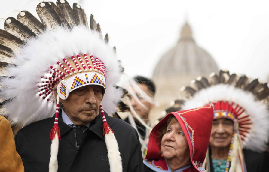 El papa pide perdón por abusos en internados católicos para indígenas en Canadá