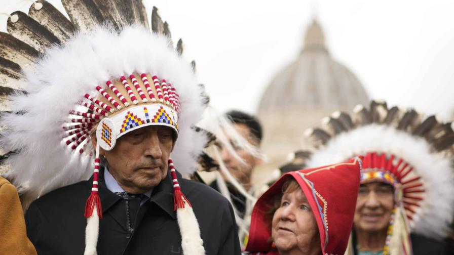 El papa pide perdón por abusos en internados católicos para indígenas en Canadá