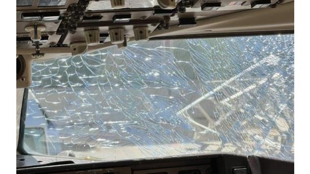 Vuelo de Delta aterriza de emergencia en EEUU tras romperse un parabrisas de la cabina