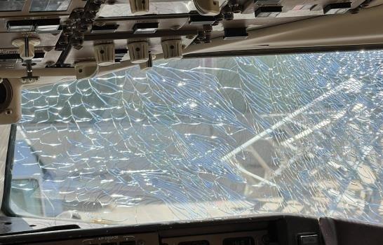 Vuelo de Delta aterriza de emergencia en EEUU tras romperse un parabrisas de la cabina