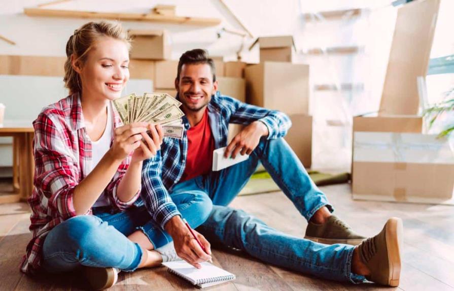 Estudio: las parejas que juntan su dinero permanecen juntas más tiempo