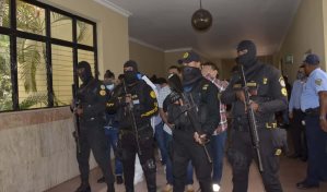 Roc&iacute;an gas pimienta a periodistas que cubr&iacute;an el caso Discovery en Santiago