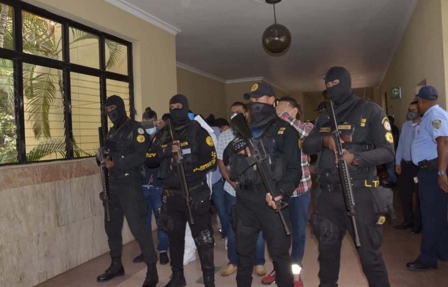 Rocían gas pimienta a periodistas que cubrían el caso Discovery en Santiago
