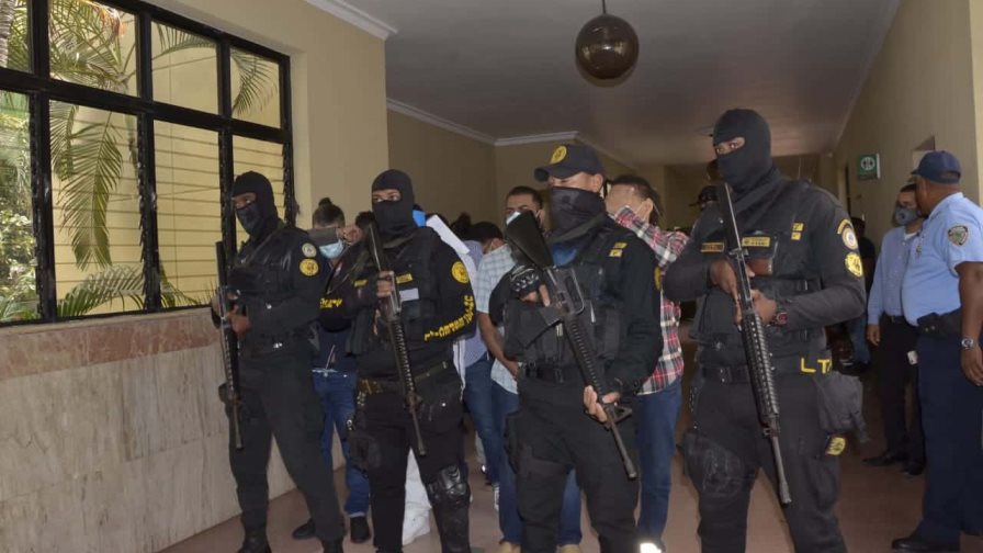 Rocían gas pimienta a periodistas que cubrían el caso Discovery en Santiago