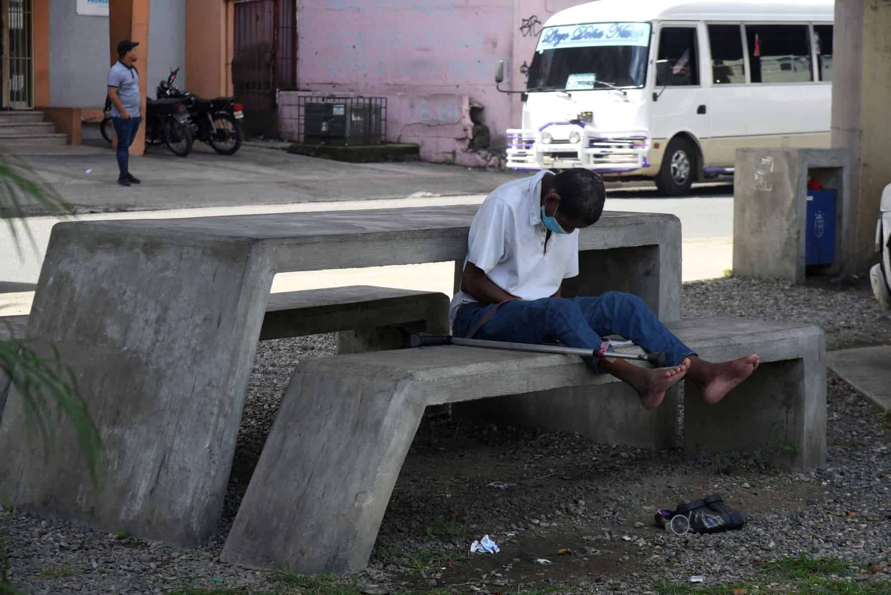 Indigentes viven en la plazoleta