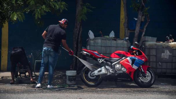 Lavaderos de vehículos improvisados: un negocio que aumenta escasez de agua
