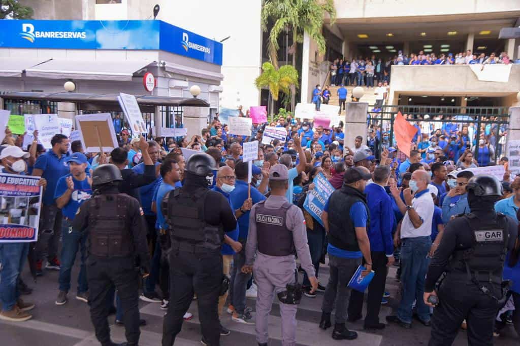 Agentes policiales intentan dispersar la manifestación de profesores en Santiago.