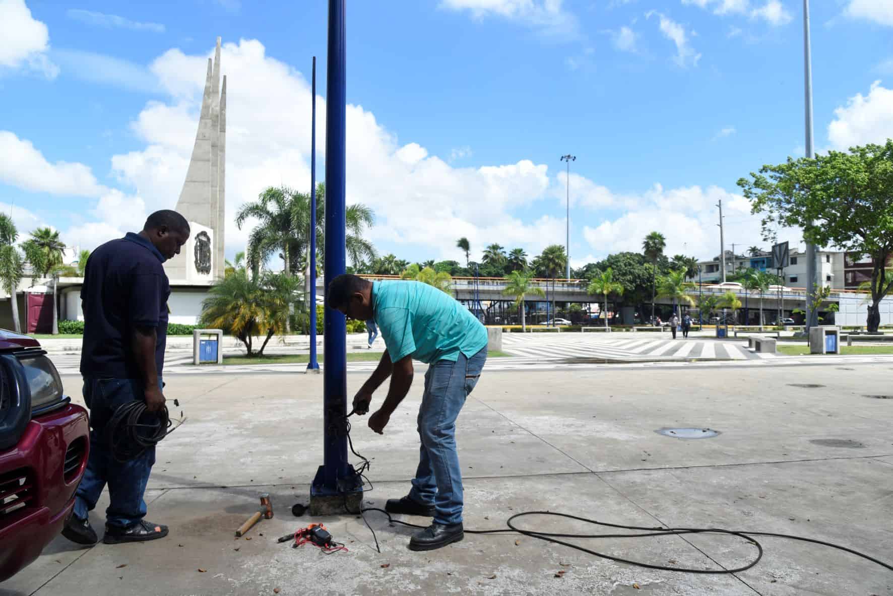Técnicos trabajan en reponer la iluminación