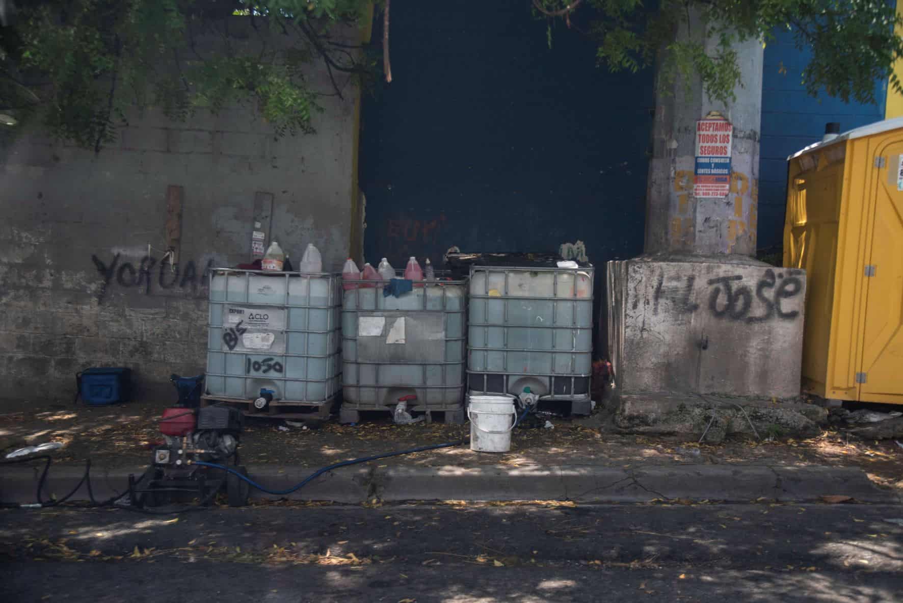 Los lavaodres comrpan su agua a camiones o la almacena de las llaves 