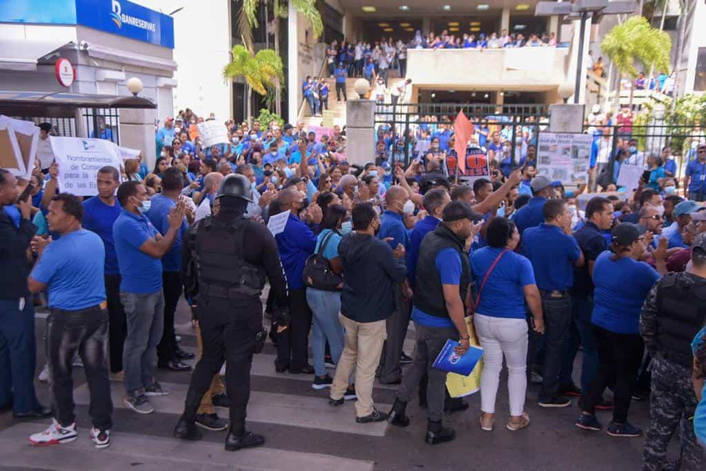 Agentes policiales intentan dispersar la manifestación de profesores en Santiago.